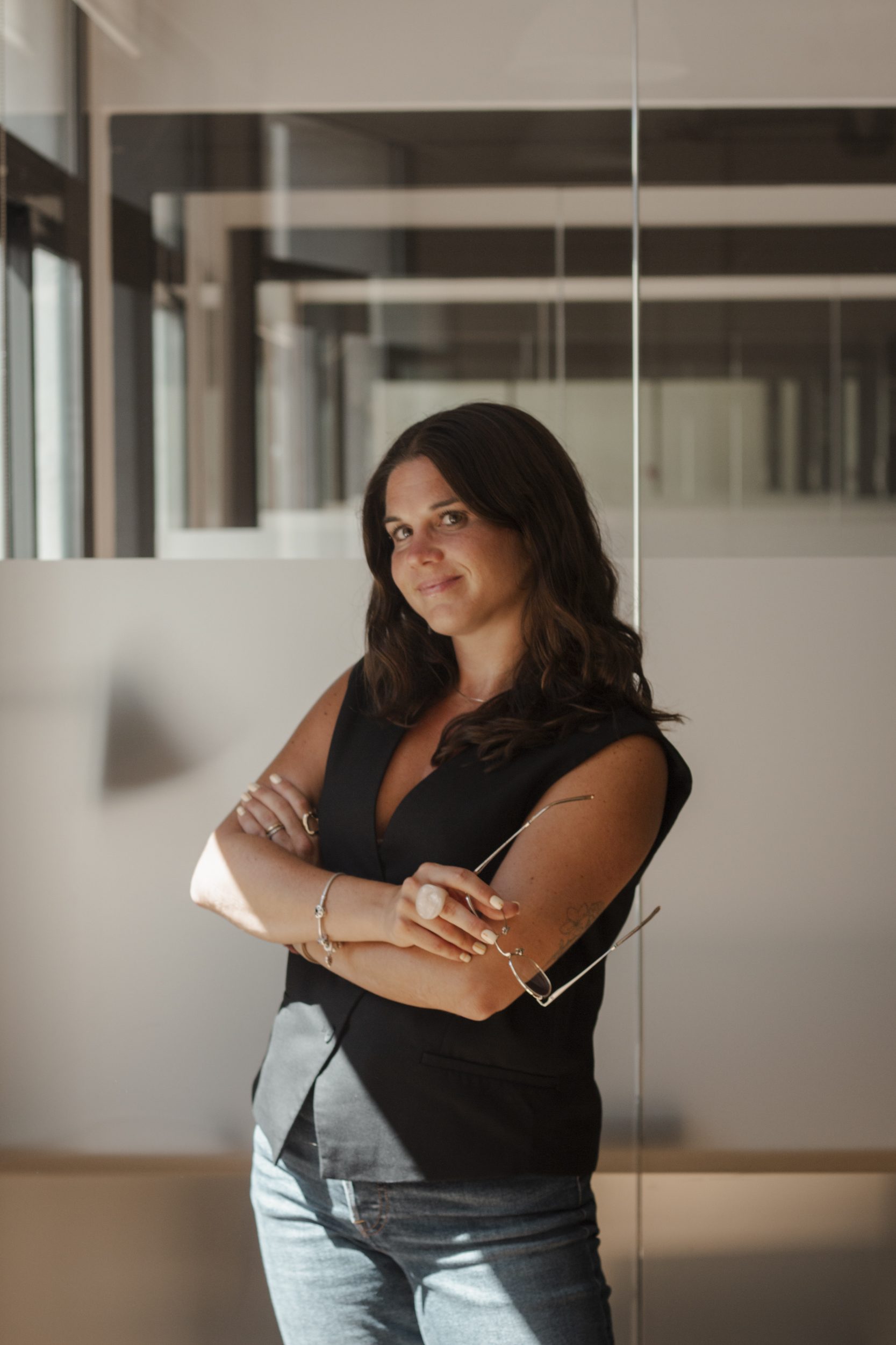Evelyn retrato braços cruzados