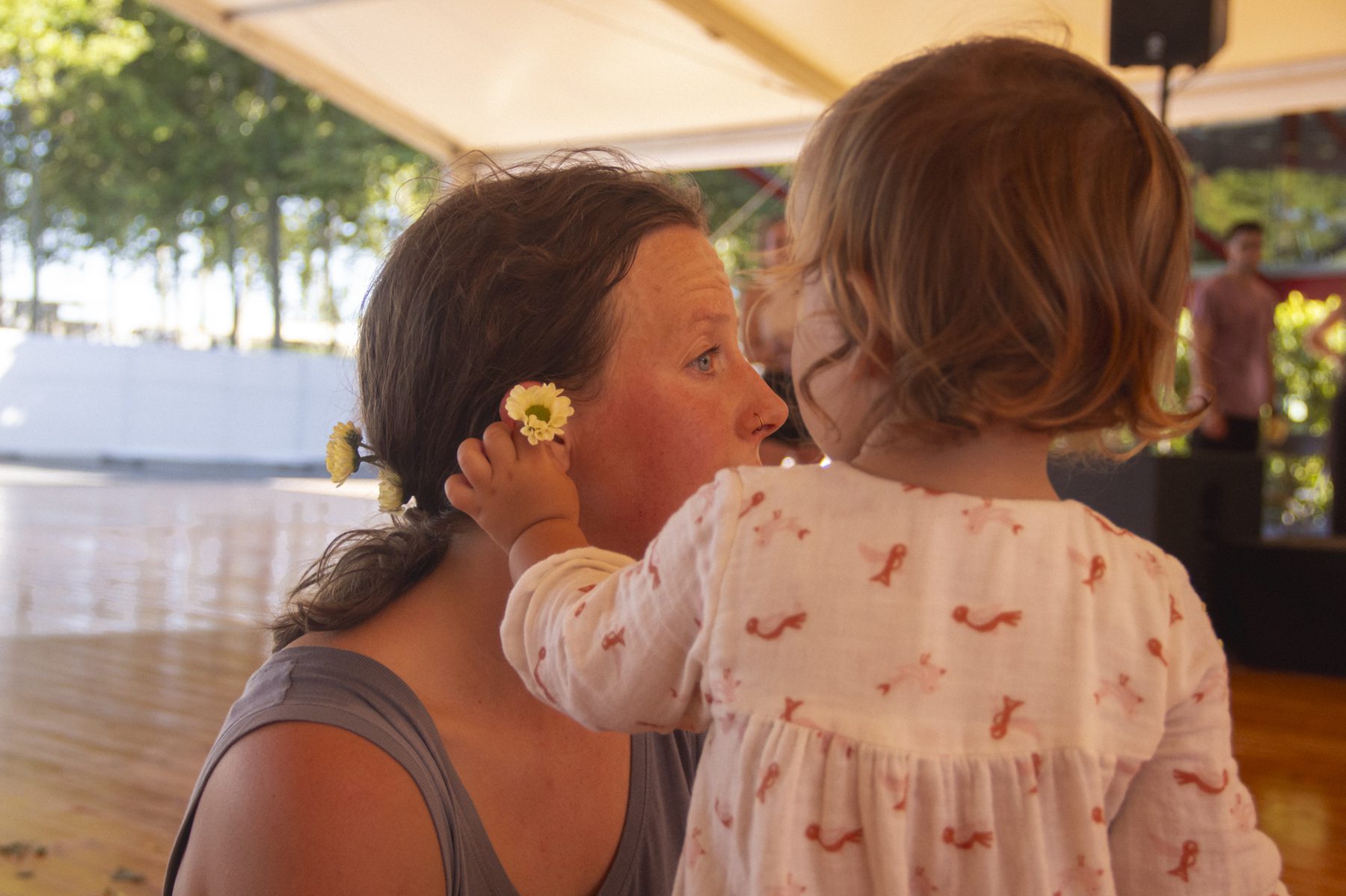 FOC mãe com bebê e flor