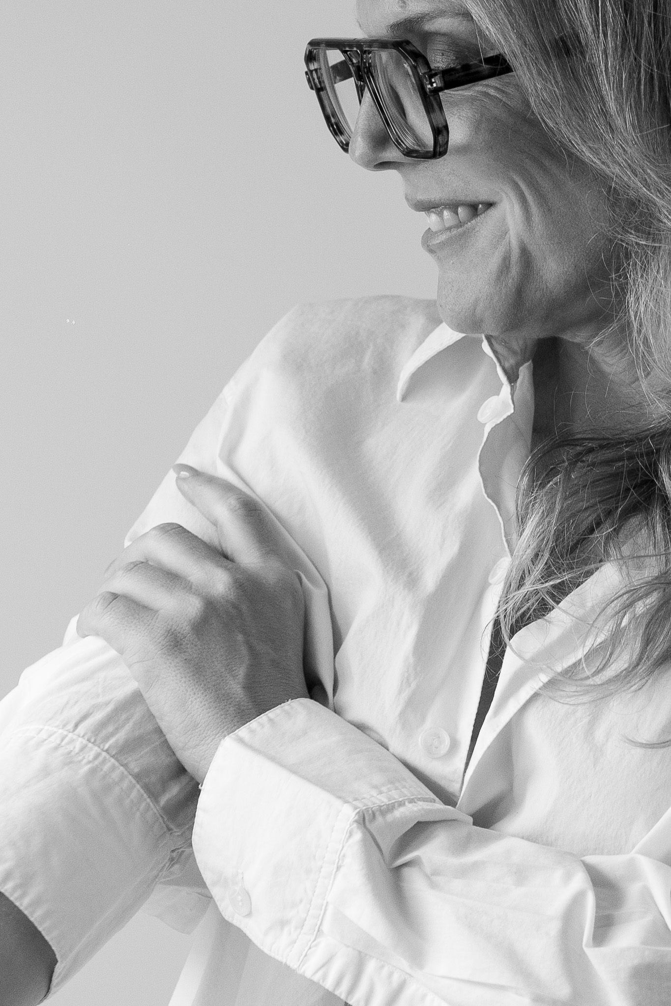 Mireia Martínez laughing in profile, black and white