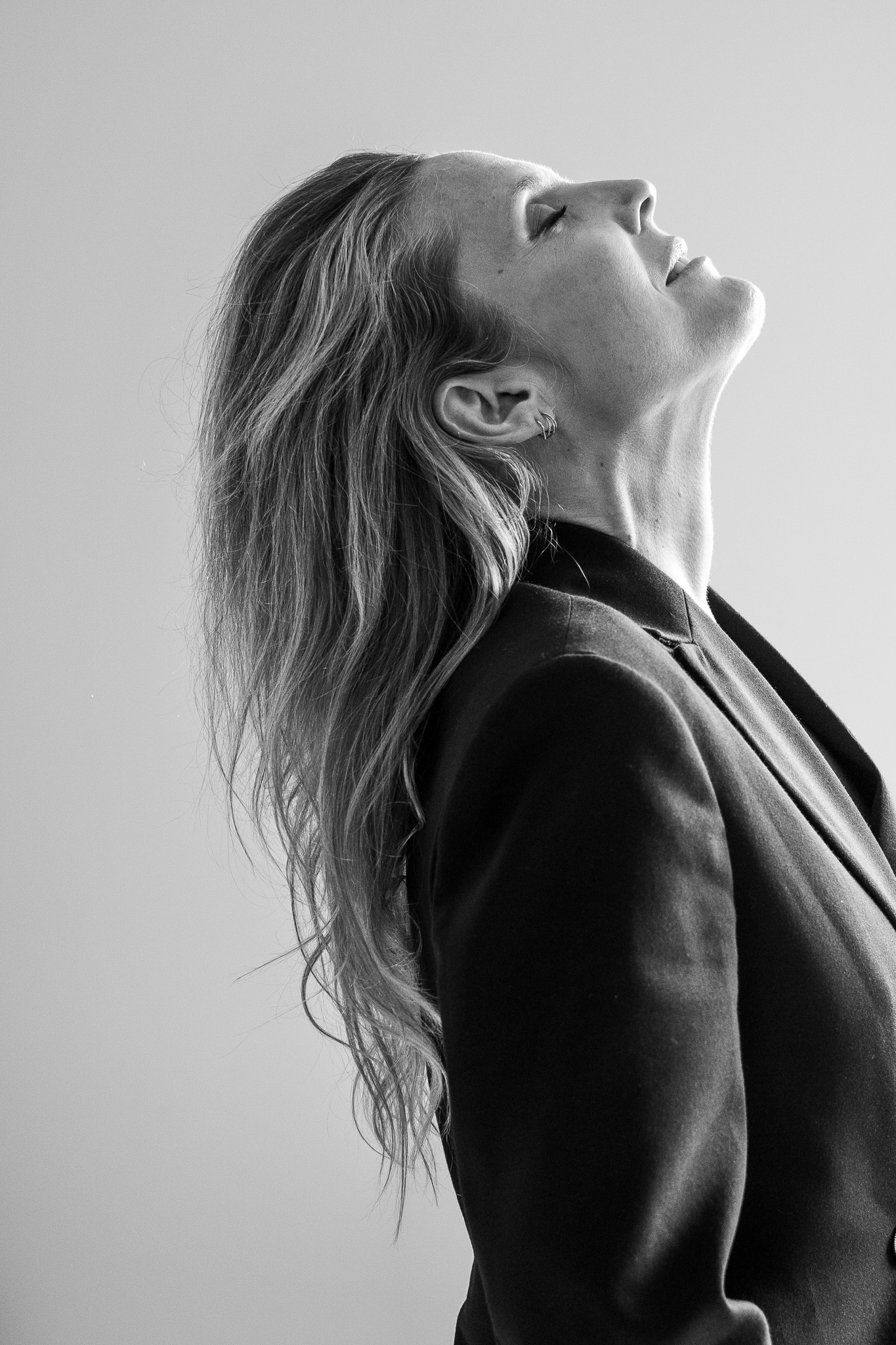 Mireia Martínez in profile, eyes closed, black and white
