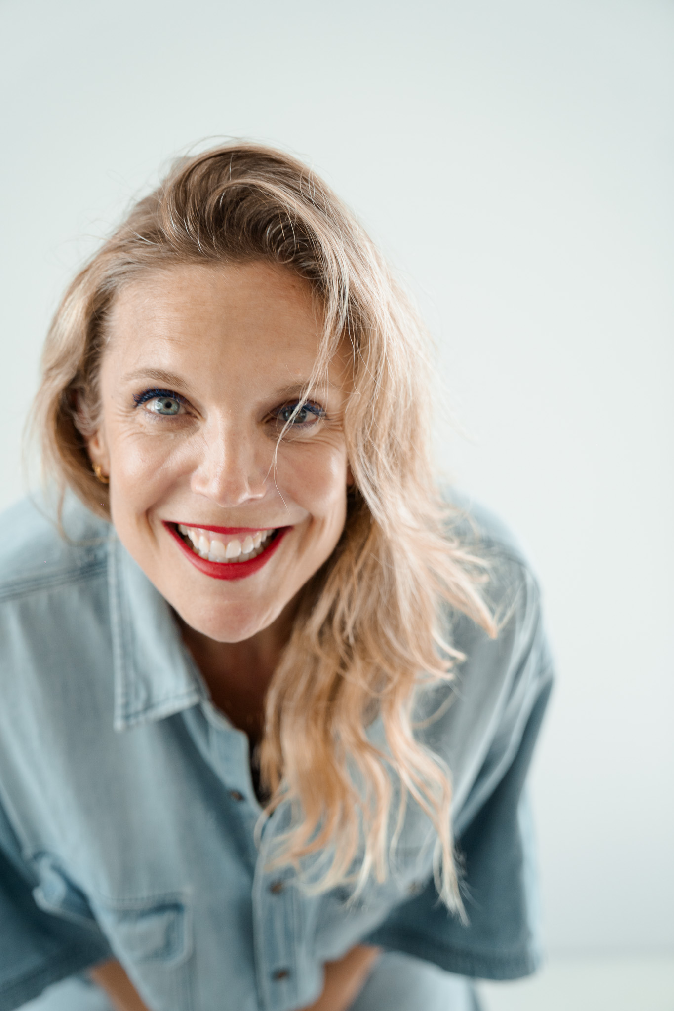 Mireia Martínez smiling close up, red lipstick