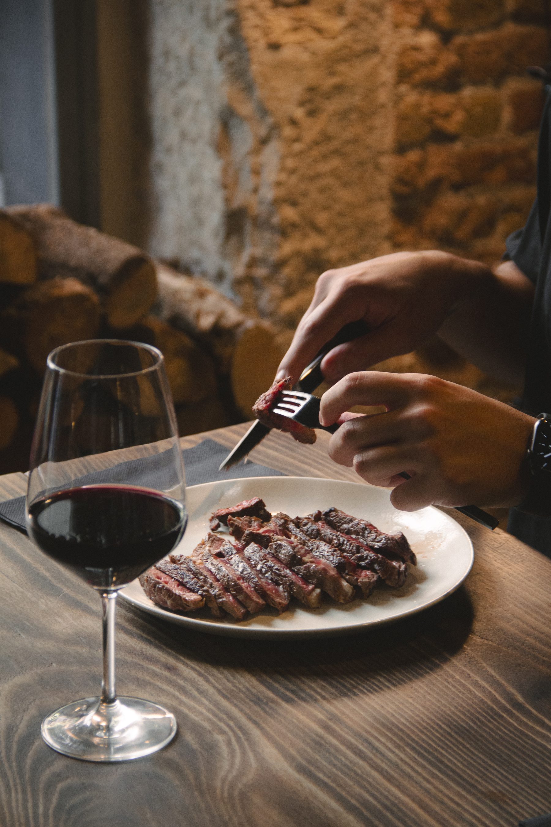 Mesaquince carne com vinho