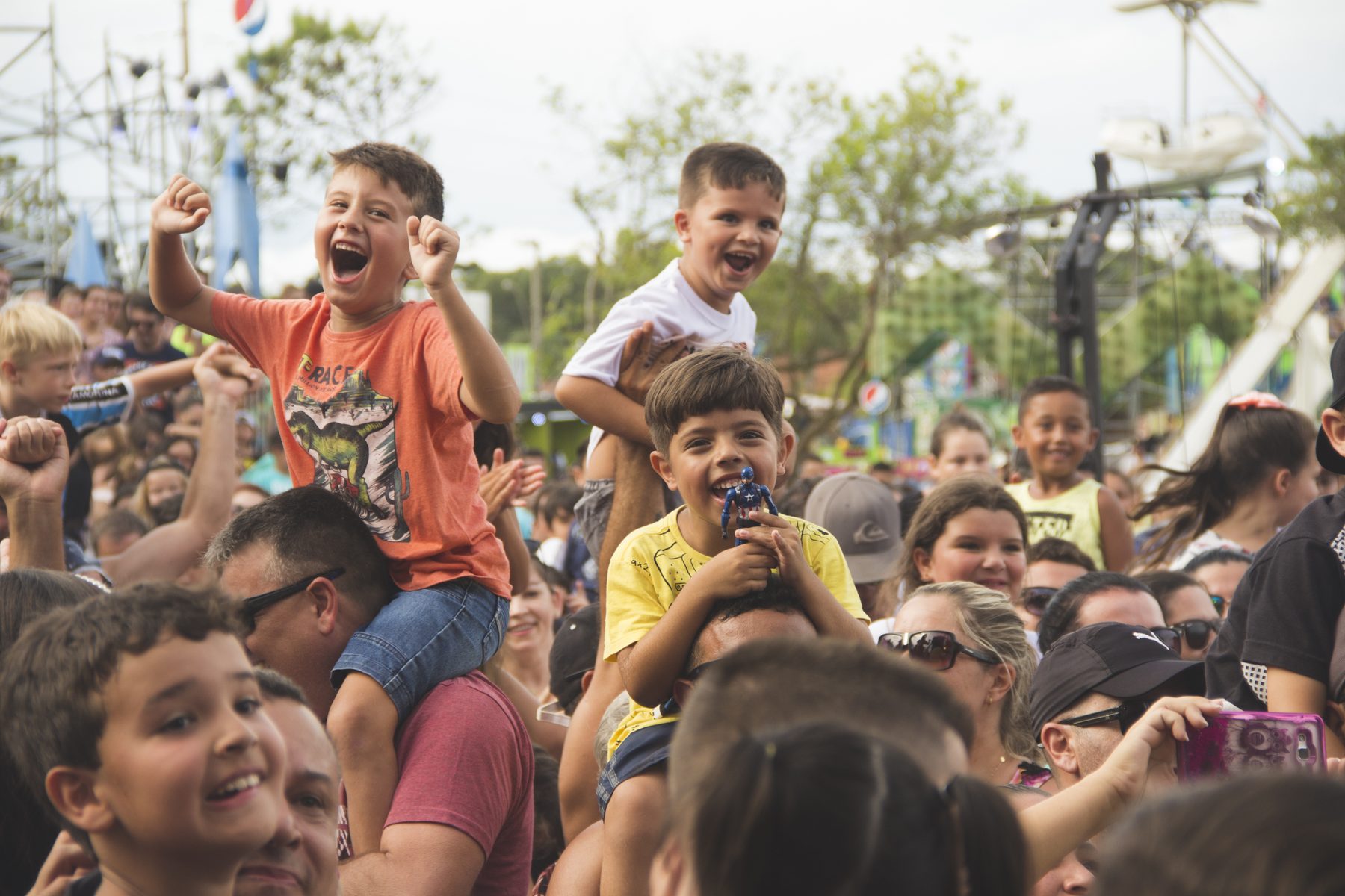 Pepsi Twistland crianças no ombro dos pais