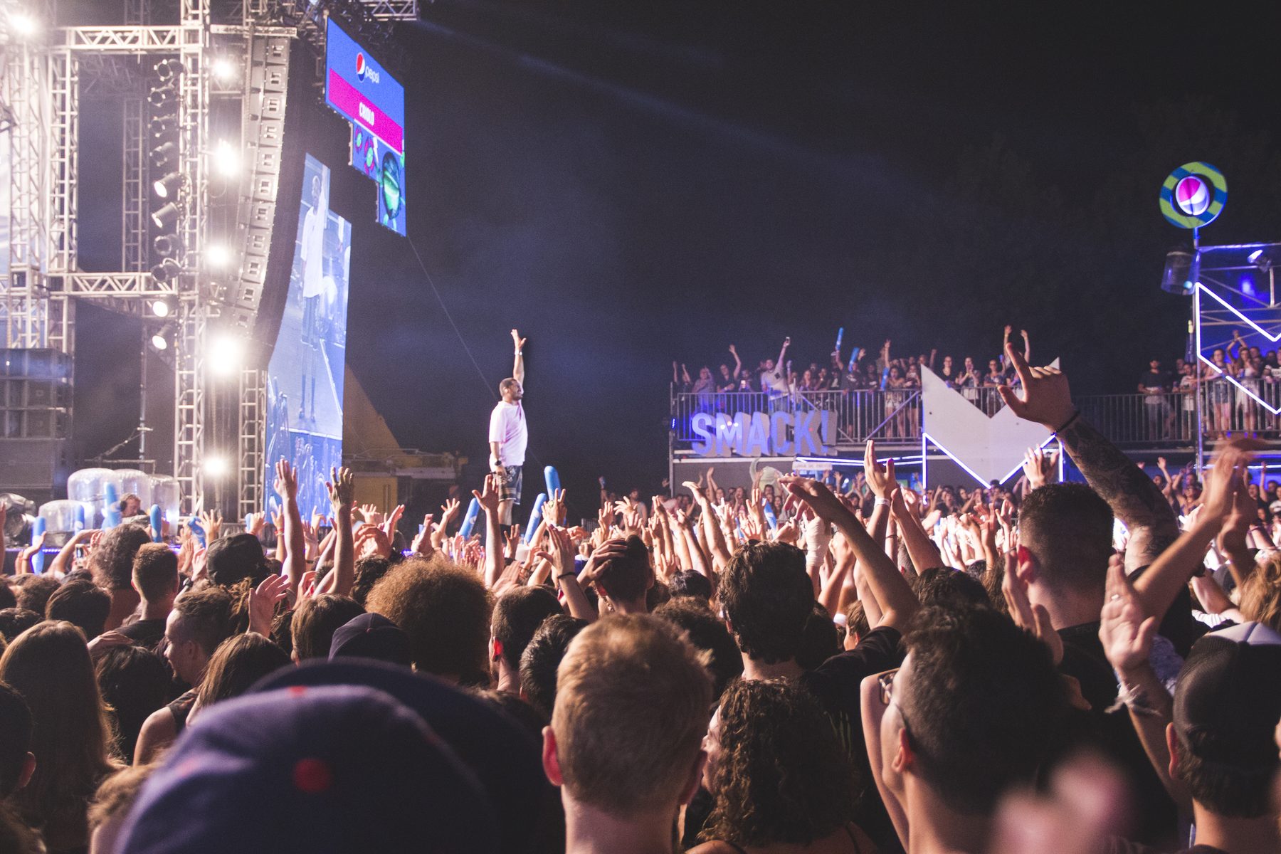 Pepsi Twistland crowd braços levantados