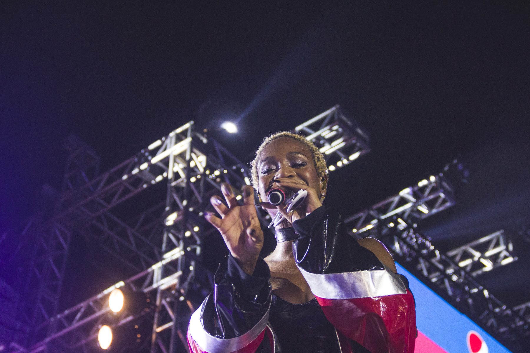 Pepsi Twistland cantora ângulo baixo