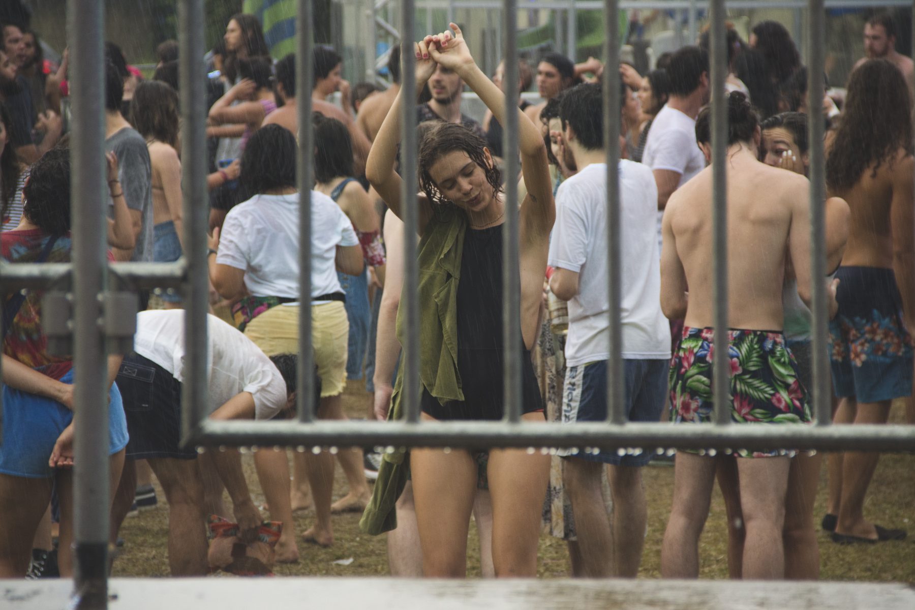 Pepsi Twistland menina dançando na chuva