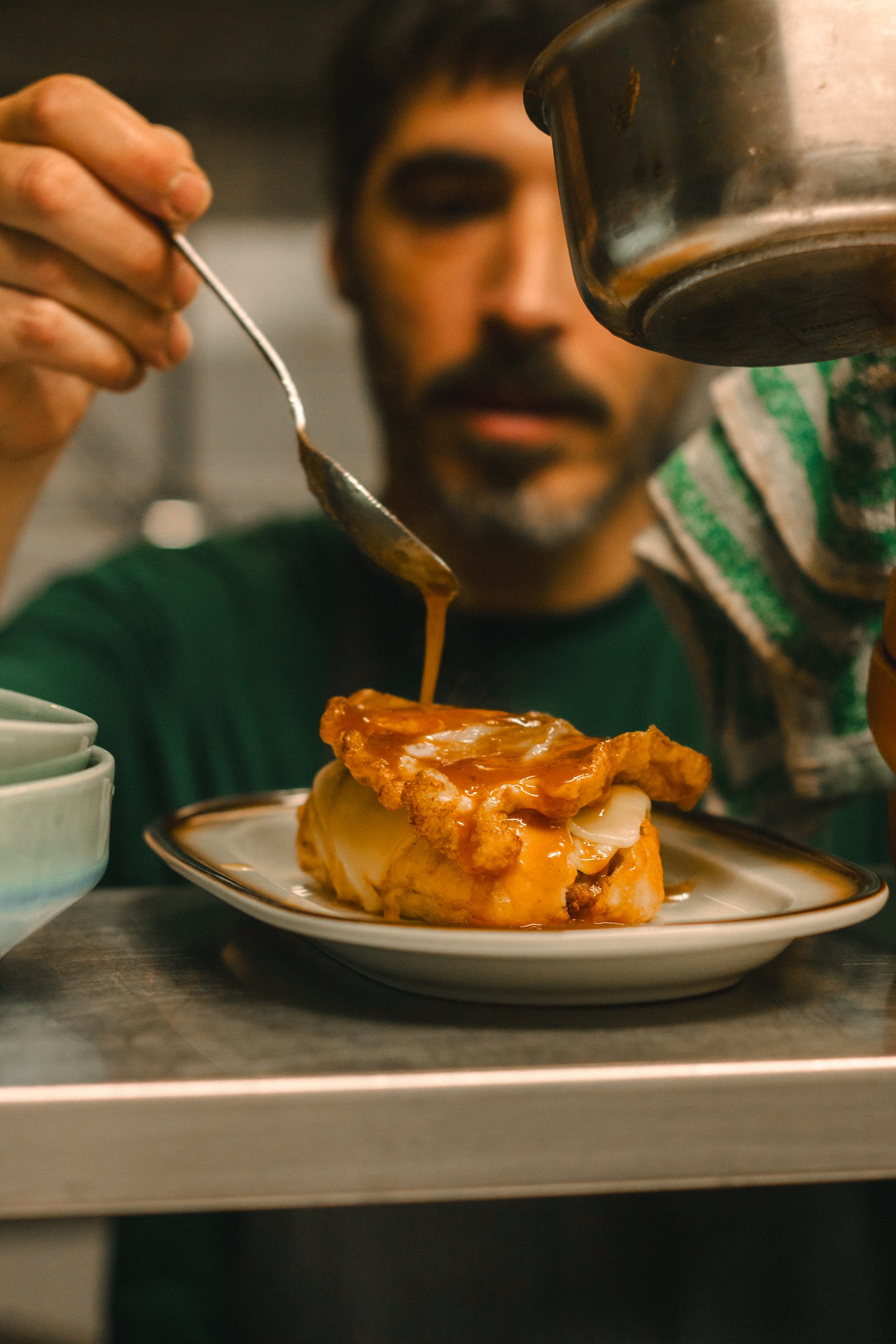 Cozinheiro finalizando prato