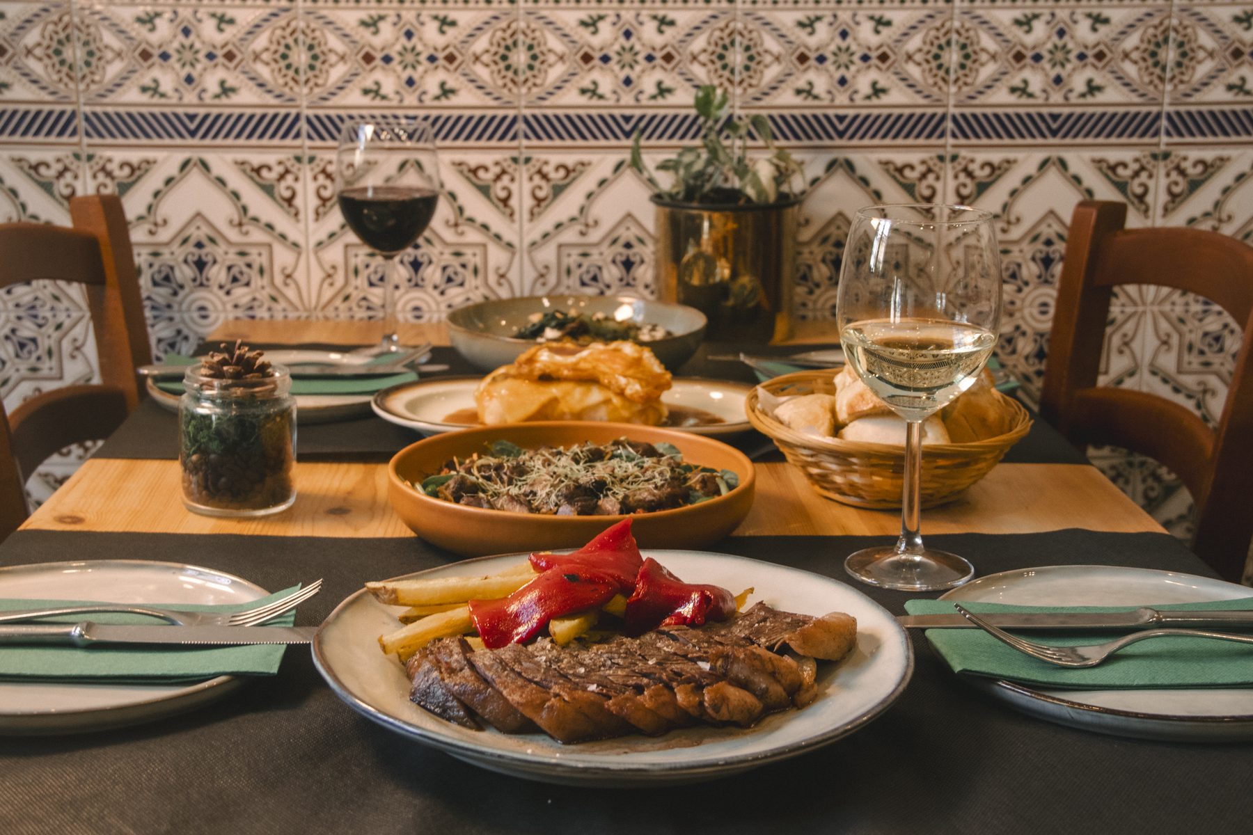 Mesa posta com pratos e vinho