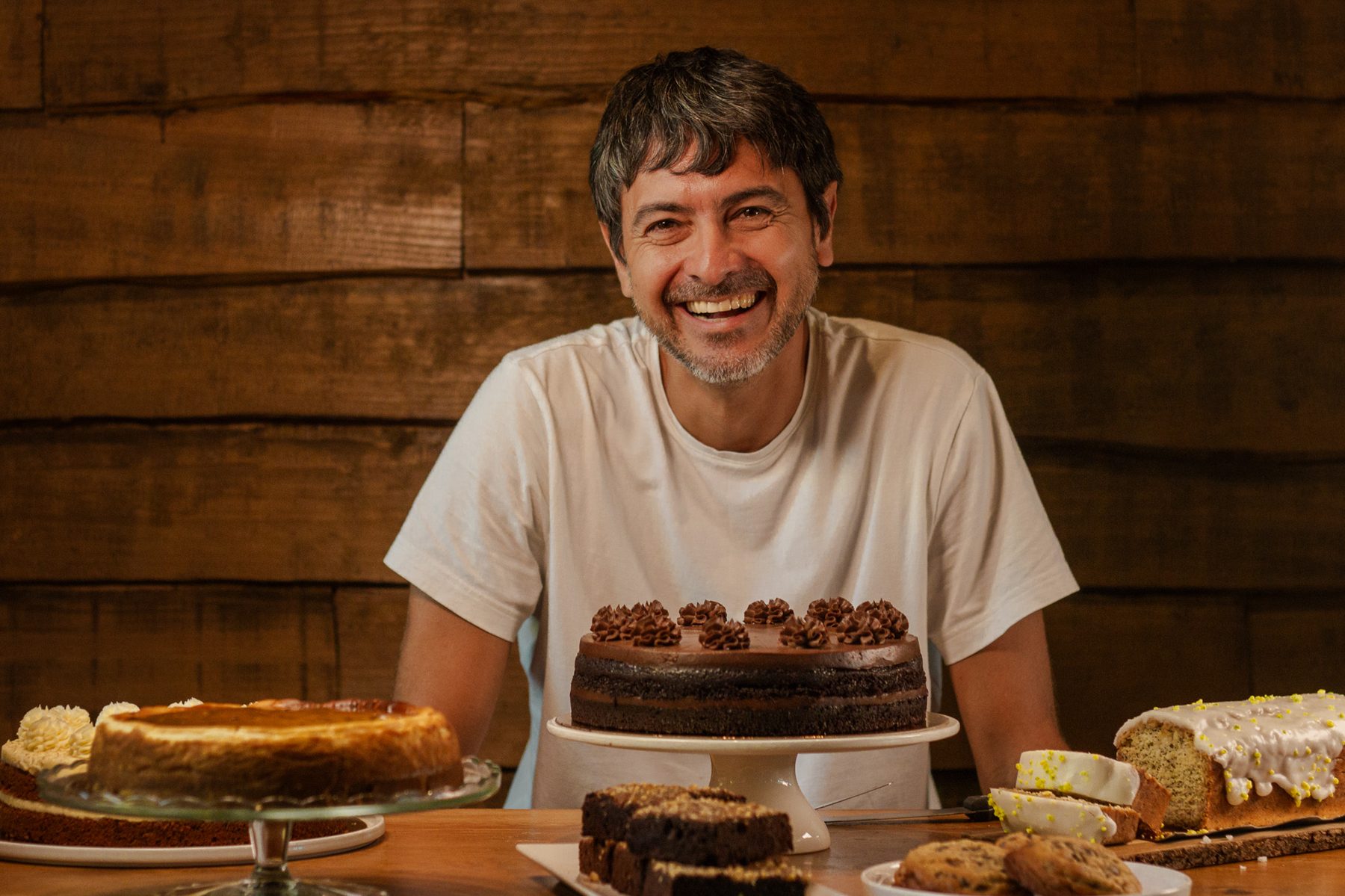 Fundador sorrindo com os bolos