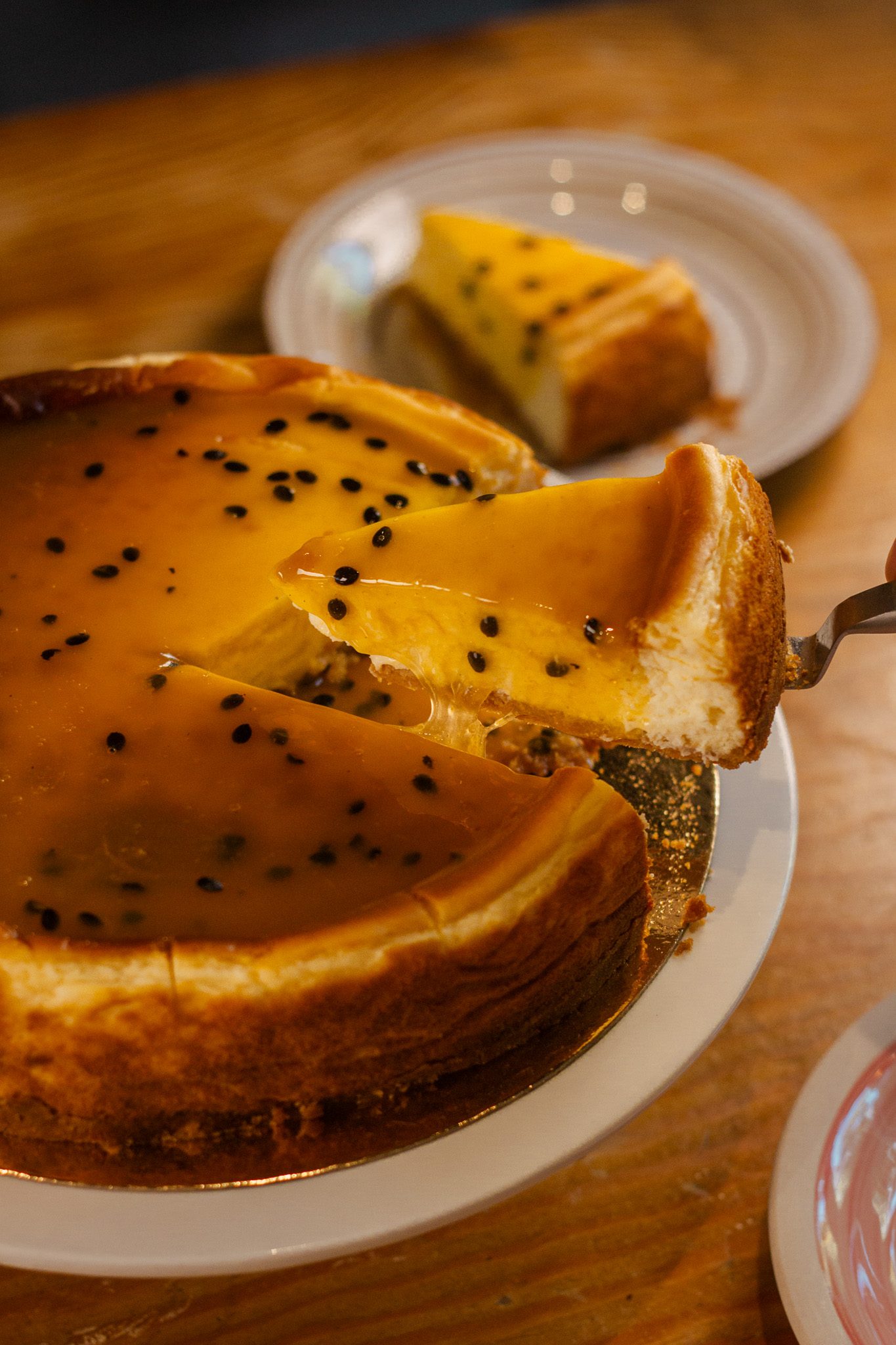 Cheesecake de maracujá sendo servido