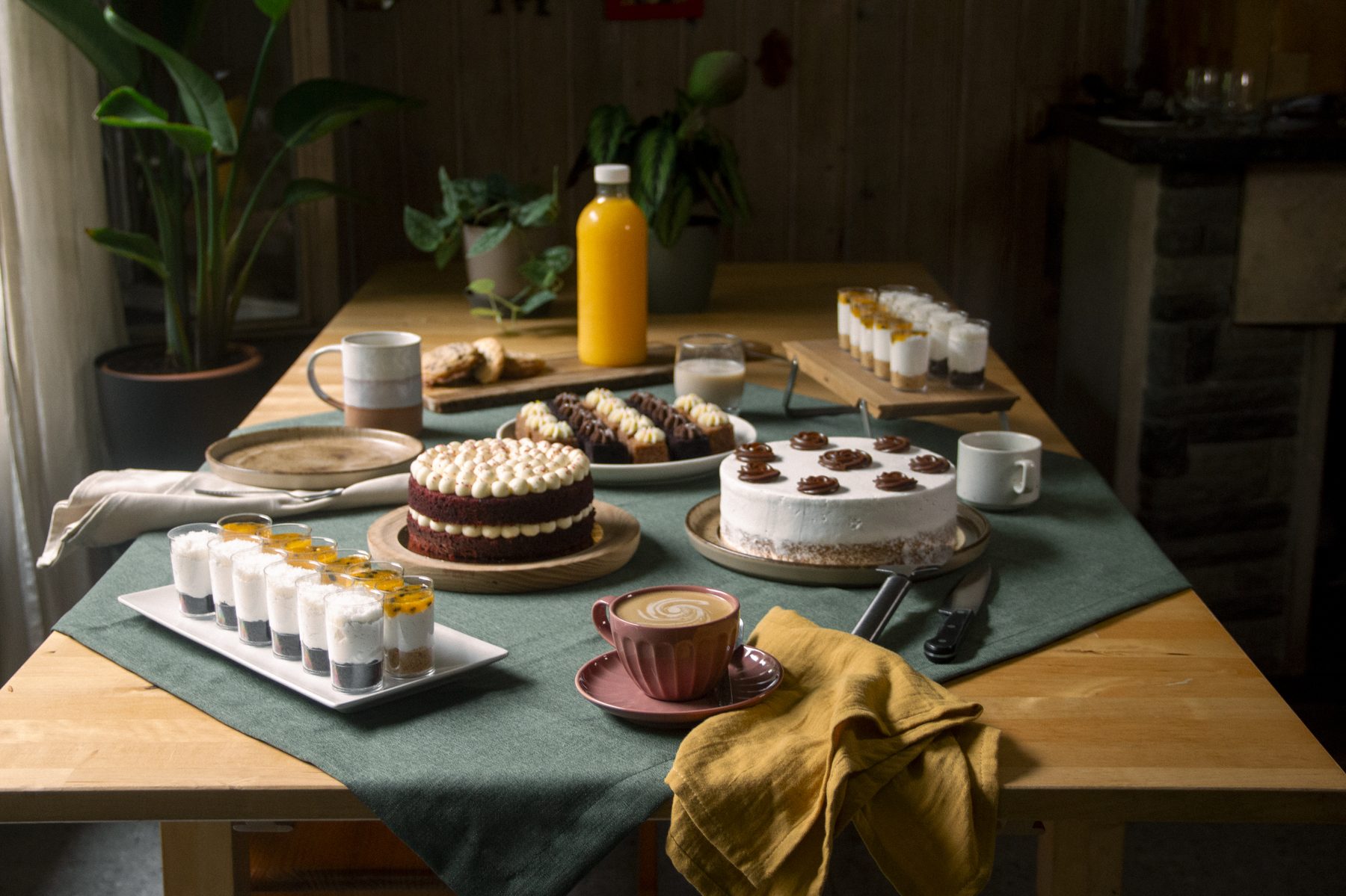Mesa de bolos com café e plantas