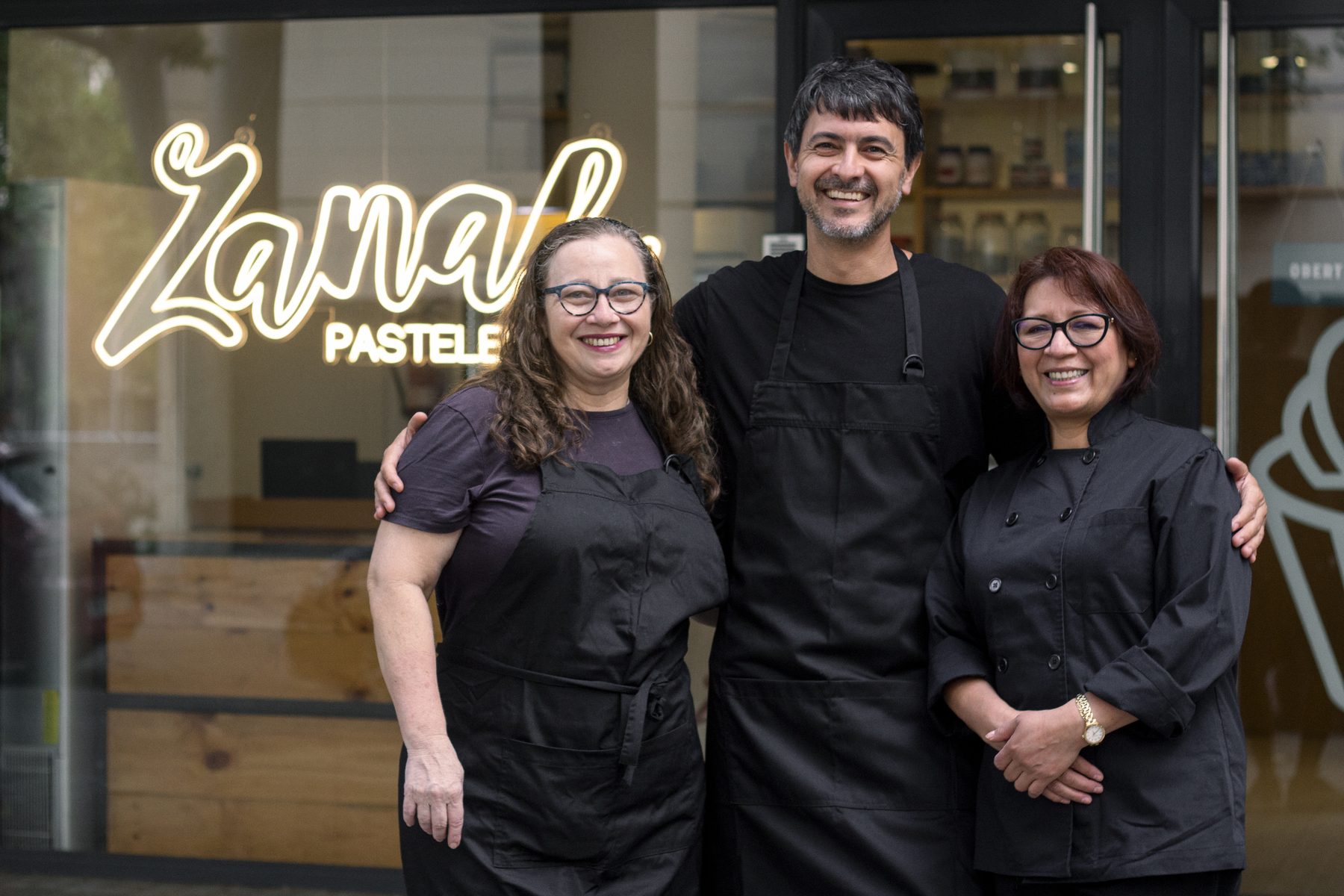 Família Zanah na fachada